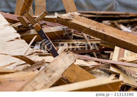 住宅解体業者 家を壊す 半壊 建築物解体作業 木材 廃材 ぶっ壊す 日本建築 住宅解体業者 家を壊す 半壊 建築物解体作業 木材 廃材 ぶっ壊す 日本建築 21313390