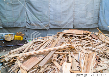 住宅解体業者 家を壊す 半壊 建築物解体作業 木材 廃材 ぶっ壊す 日本建築 住宅解体業者 家を壊す 半壊 建築物解体作業 木材 廃材 ぶっ壊す 日本建築 21313427
