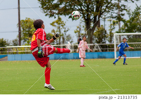 女子サッカー ゴールキックの写真素材