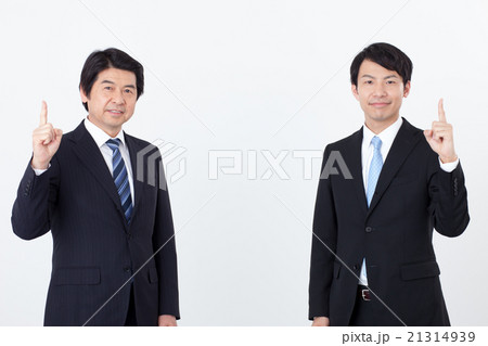 指さしするビジネスマン 2人 指さしするビジネスマン 2人 21314939