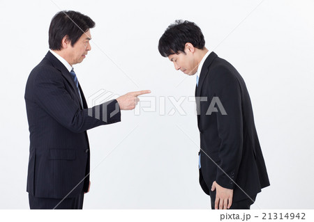 上司に怒られる部下 21314942