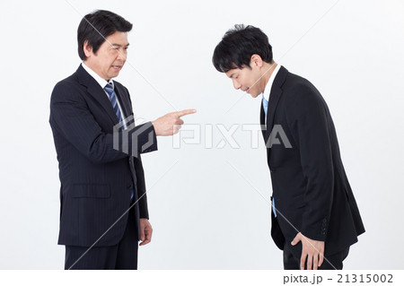 上司に怒られる部下 21315002