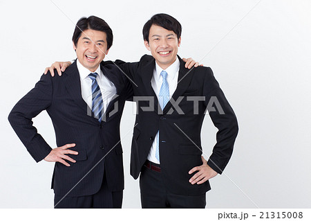 肩を組むビジネスマン2人の写真素材