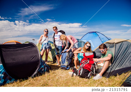 Teenagers in front of tents packing, summer music 21315791