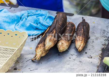 Grilled sweet corn on the charcoal stove. 21316398