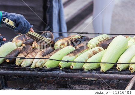Grilled sweet corn on the charcoal stove Grilled sweet corn on the charcoal stove 21316401