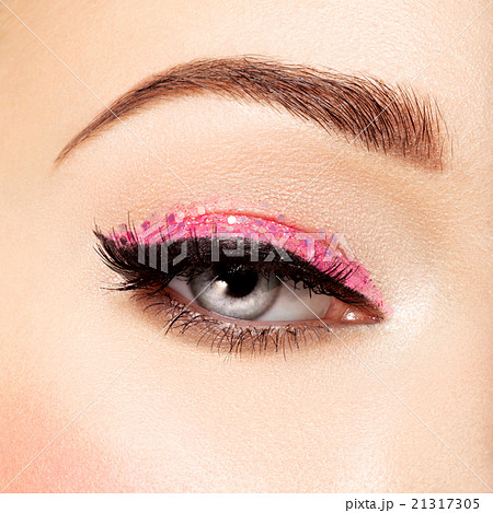 Woman's eye with pink eye makeup 21317305