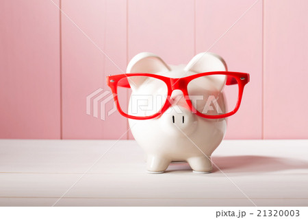 Piggy bank with red glasses Piggy bank with red glasses 21320003