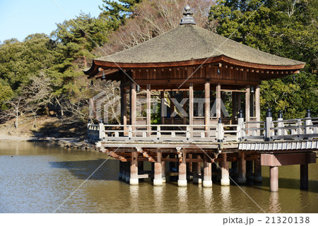 奈良公園・鷺池の浮見堂 21320138