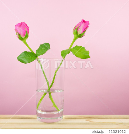 The beautiful roses flower with glass of water 21321012