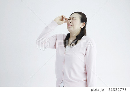 40代女性 鼻ムズムズ 花粉症 アレルギー くしゃみのポーズの写真素材