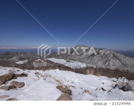 赤城山地蔵岳山頂から黒檜山と大沼を見る 21324946