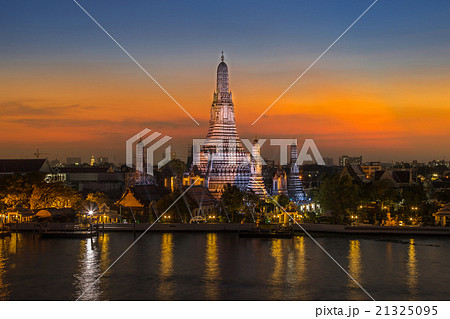 Wat Arun (Temple of Dawn) river front 21325095