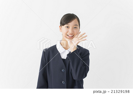 笑顔で応援する中学生 21329198