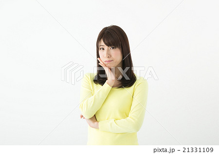 悩む女性 21331109