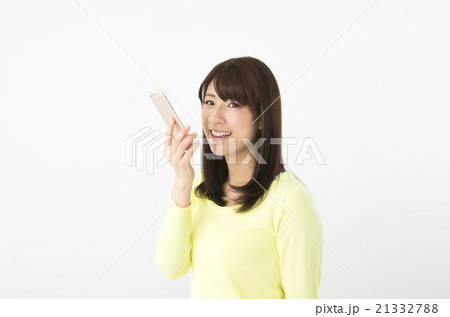 スマホで音声入力をする女性 21332788