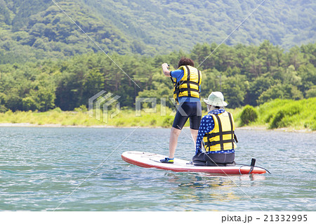 マリンスポーツをする親子 21332995