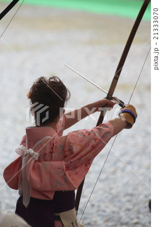 京都・三十三間堂・通し矢（大的大会）晴れ着姿の新成人が弓を持って集まります。 21333070