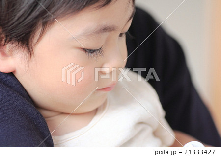抱かれる幼児 21333427