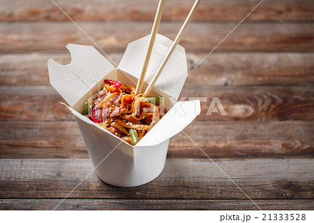 Noodles with pork and vegetables in take-out box 21333528