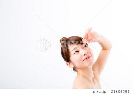 日焼け止め　ビューティーイメージ　若い女性　美肌　素肌　きれいな肌　スキンケア　白バック 21333591