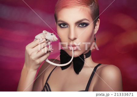 Girl with a rat. 21333671