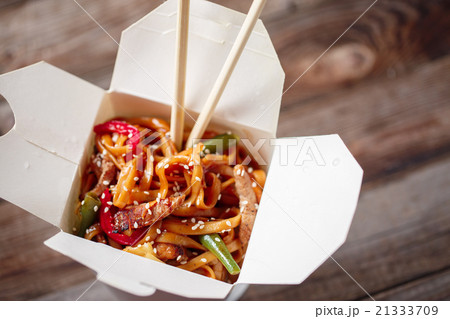 Noodles with pork and vegetables in take-out box 21333709