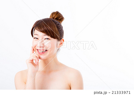 肌の張り　ビューティーイメージ　若い女性　美肌　素肌　スキンケア　白バック　美容イメージ写真素材 21333971