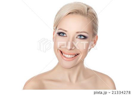 Close-up portraits of the smiling blonde. 21334278