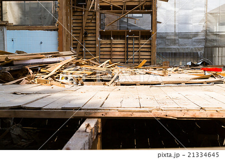 老朽化 住宅解体業者 家を壊す 半壊 建築物解体作業 木材 廃材 ぶっ壊す 日本建築 の写真素材