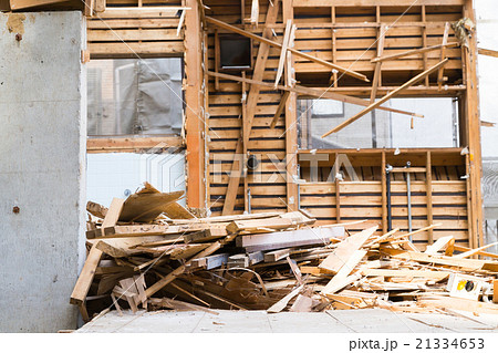 老朽化 住宅解体業者 家を壊す 半壊 建築物解体作業 木材 廃材 ぶっ壊す 日本建築 の写真素材