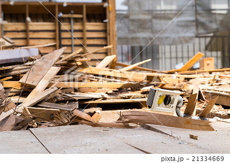 老朽化　住宅解体業者　家を壊す　半壊　建築物解体作業　木材　廃材　ぶっ壊す　日本建築　 21334669