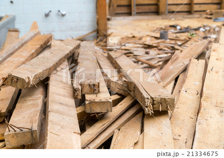 老朽化 住宅解体業者 家を壊す 半壊 建築物解体作業 木材 廃材 ぶっ壊す 日本建築 の写真素材