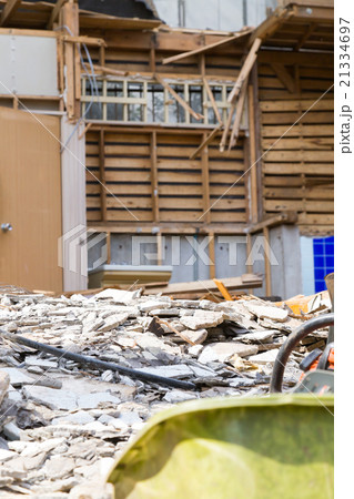 老朽化　住宅解体業者　家を壊す　半壊　建築物解体作業　木材　廃材　ぶっ壊す　日本建築　 21334697