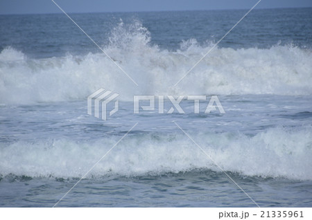 冬の日本海･砕ける波濤（岩瀬浜海水浴場／富山県富山市岩瀬） 21335961