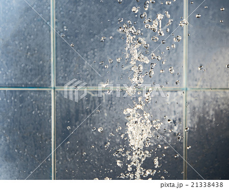 Water drops splash levitate in the bathroom Water drops splash levitate in the bathroom 21338438