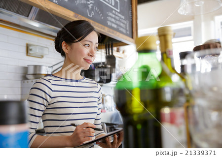 カフェ・働く若い女性 カフェ・働く若い女性 21339371