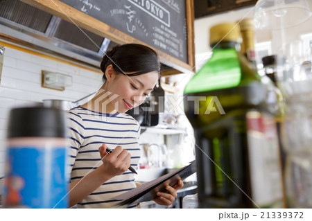 カフェ・働く若い女性 カフェ・働く若い女性 21339372