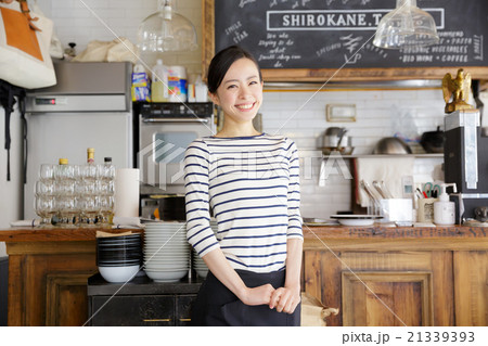 カフェ・働く若い女性 カフェ・働く若い女性 21339393