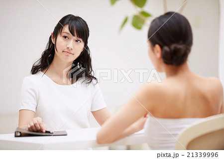 エステでカウンセリングを受ける女性 21339996