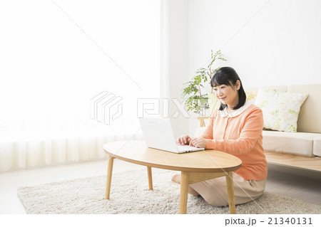 パソコンを操作するミドル女性 21340131
