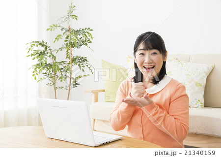 パソコンを操作するミドル女性 パソコンを操作するミドル女性 21340159