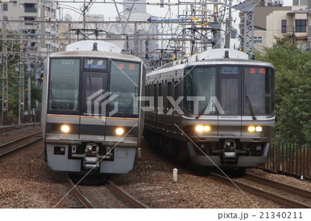 JR神戸線の複々線区間で並走する普通電車・新快速列車 21340211