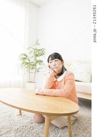 憂鬱なミドル女性 21340261