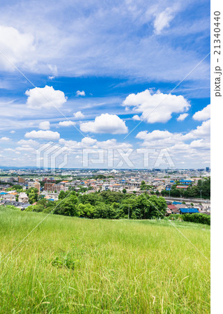 青空が広がる郊外の住宅街 21340440