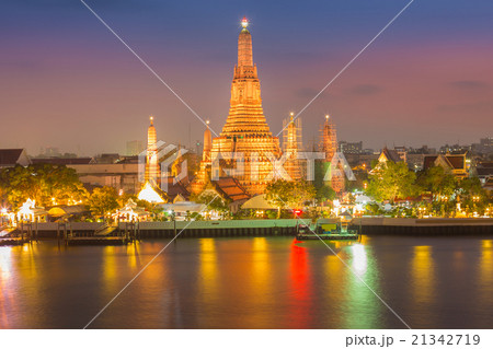 Sunset at Wat Arun temple in Bangkok 21342719