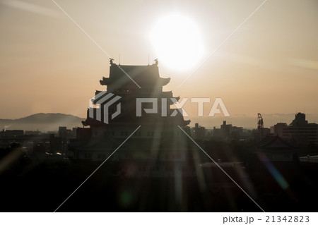 逆光を浴びて浮かび上がる名古屋城のシルエット 逆光を浴びて浮かび上がる名古屋城のシルエット 21342823
