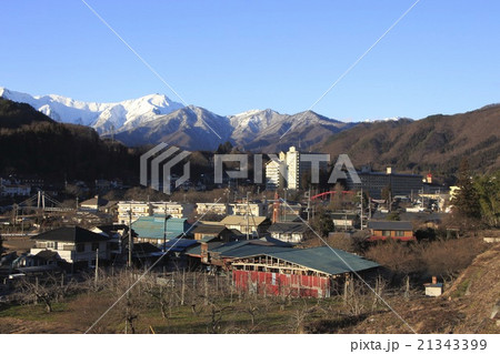 晩秋の上牧温泉と谷川岳 21343399