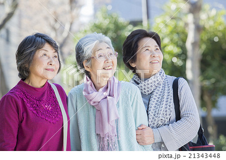 屋外のシニア女性3人の写真素材