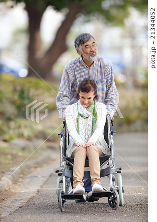 シニア夫婦　車いす 21344052